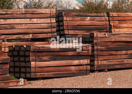 Pile massive de traverses de chemin de fer en bois prêtes à être installées sur le chemin de fer, attention sélective Banque D'Images