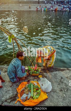 10 28 2006 adoration du Soleil de tonte Chhat pooja est dédié au DIEU du Soleil et à sa sœur à Banganga Walkeshwar Bombay Mumbai Maharashtra INDE Banque D'Images