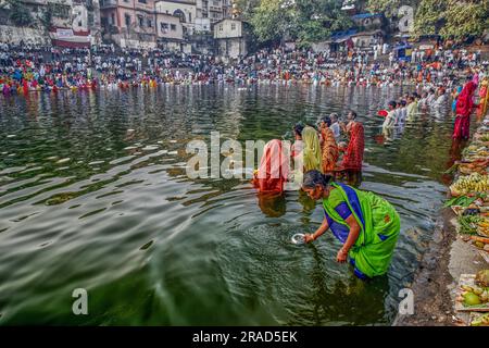 10 28 2006 adoration du Soleil de tonte Chhat pooja est dédié au DIEU du Soleil et à sa sœur à Banganga Walkeshwar Bombay Mumbai Maharashtra INDE Banque D'Images