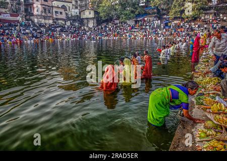 10 28 2006 adoration du Soleil de tonte Chhat pooja est dédié au DIEU du Soleil et à sa sœur à Banganga Walkeshwar Bombay Mumbai Maharashtra INDE Banque D'Images