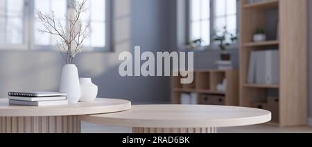 Gros plan d'un espace de copie pour l'affichage de votre produit sur une table basse en bois avec un vase de fleur en céramique minimal et des livres dans un salon minimal. Banque D'Images