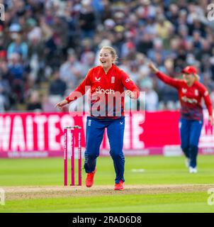 Sophie Ecclestone, d'Angleterre, réagit à son bowling lors de la première vitalité IT20 entre l'Angleterre et l'Australie Banque D'Images