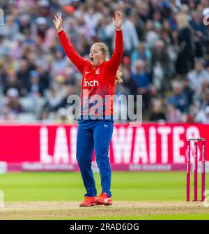Sophie Ecclestone, d'Angleterre, réagit à son bowling lors de la première vitalité IT20 entre l'Angleterre et l'Australie Banque D'Images