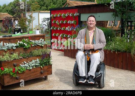 East Molesey, Surrey, Royaume-Uni. 3rd juillet 2023. Le RHS & BBC Morning Live Budget-friendly Garden. Mark Lane et Gaby Roslin, présentateur de BBC Morning Live, apprécient le jardin. C'était une belle matinée ensoleillée dans les jardins du palais de Hampton court pour le RHS Hampton court Palace Garden Festival Press Day. Crédit : Maureen McLean/Alay Live News Banque D'Images