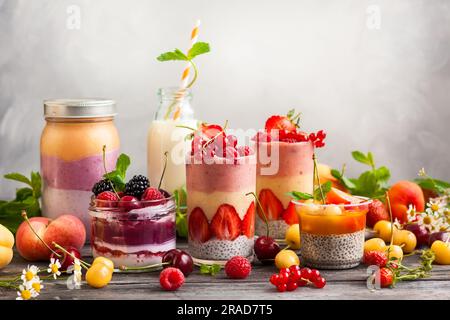 Idées de repas propres pour le petit déjeuner ou le snack. Assortiment de smoothies aux fruits aux baies, jus et pudding aux graines de chia. Concept de saine alimentation. Banque D'Images