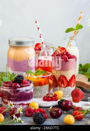 Idées de repas propres pour le petit déjeuner ou le snack. Assortiment de smoothies aux fruits aux baies, jus et pudding aux graines de chia. Concept de saine alimentation. Banque D'Images