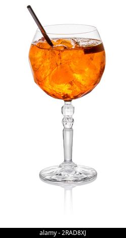 Cocktail Orange Aperol Spritz avec glaçons et paille servis dans un verre isolé sur fond blanc Banque D'Images