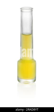 Boisson alcoolisée à la liqueur de citron de Limoncello jaune dans un tube de verre isolé sur fond blanc Banque D'Images