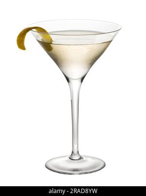 Délicieux cocktail de martini sec alcoolisé en verre avec zeste de citron isolé sur fond blanc Banque D'Images