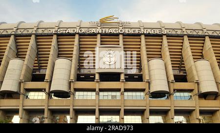 Vue sur la façade du stade Santiago Bernabeu Banque D'Images