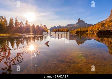 Lac Federa et Becco di Mezzodi en automne, Dolomites, Italie Banque D'Images