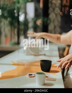 Woman holding tasse de café Banque D'Images