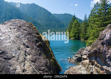 Lac Cushman et montagnes olympiques en juin 2023 Banque D'Images