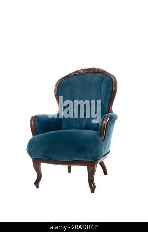 Vieux fauteuil en velours vintage avec cadre en bois brun sculpté et rembourrage textile bleu isolé sur fond blanc Banque D'Images