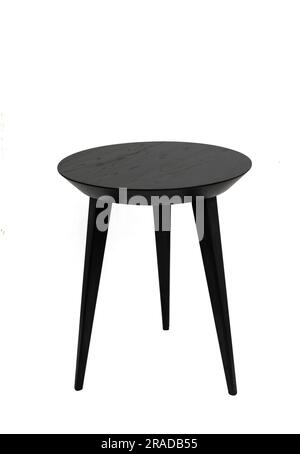 Table basse ronde en bois noir sur trois pieds avec une belle texture de bois. Isolé sur fond blanc Banque D'Images