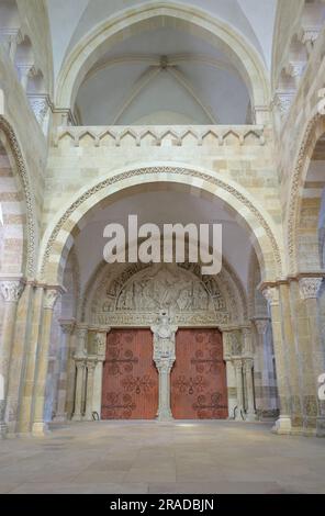 La majestueuse Basilique Sainte-Marie-Madeleine (Abbaye Sainte-Marie-Madeleine de Vézelay) au sommet de la colline, Vézelay FR Banque D'Images