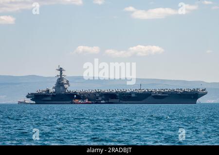 USS Harry S Truman nimitz class nuclear powered aircraft carrier anchored off of Split, croatia in the adriatic sea Banque D'Images