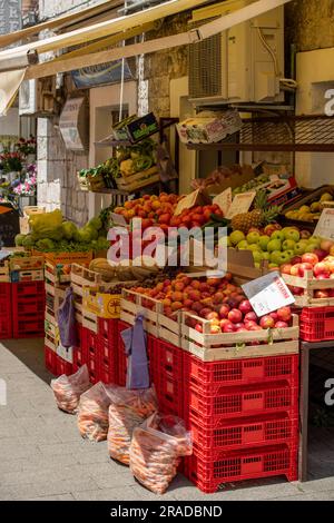 marché de fruits et légumes stall à trogir, près de split, croatie. fruits et légumes frais en vente dans un étal de marché à trogir, split, croatie. Banque D'Images