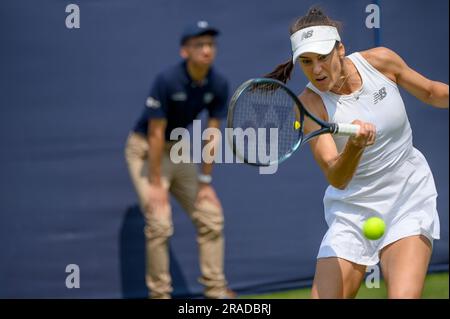 Sorana Cirstea (ROU) jouant au premier tour le premier jour complet du tennis international Rothesay au parc Devonshire, Eastbourne, Royaume-Uni. 26th lu Banque D'Images