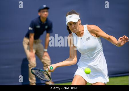 Sorana Cirstea (ROU) jouant au premier tour le premier jour complet du tennis international Rothesay au parc Devonshire, Eastbourne, Royaume-Uni. 26th lu Banque D'Images