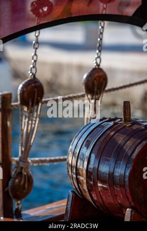 image sur le thème nautique de tonneaux en bois et de navires gréant des cordes et des blocs sur un vieux voilier. Banque D'Images