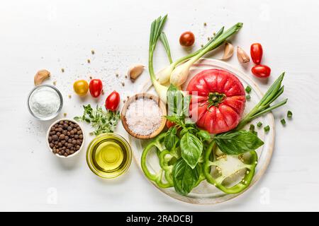 divers légumes frais crus et épices sur table blanche, vue du dessus Banque D'Images