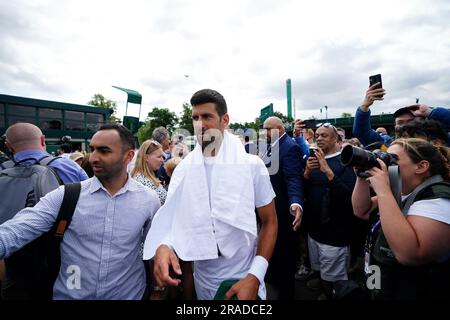 Novak Djokovic se promène dans le parc après avoir pratiqué sur les courts extérieurs le premier jour des championnats de Wimbledon 2023 au All England Lawn tennis and Croquet Club de Wimbledon. Date de la photo: Lundi 3 juillet 2023. Banque D'Images