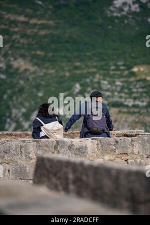 jeune couple profitant de la vue depuis le château médiéval de klis près de la ville croate de split. couple qui visite le château de klis. Banque D'Images