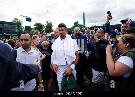 Novak Djokovic se promène dans le parc après avoir pratiqué sur les courts extérieurs le premier jour des championnats de Wimbledon 2023 au All England Lawn tennis and Croquet Club de Wimbledon. Date de la photo: Lundi 3 juillet 2023. Banque D'Images