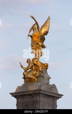 Ange de la victoire, statue d'or, Buckingham Palace, Londres, Banque D'Images