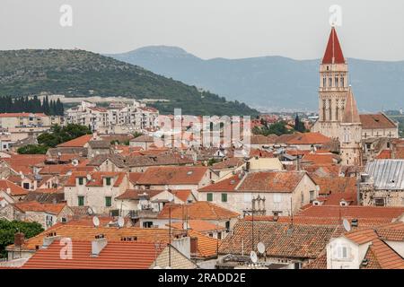 tuiles de toit en terre cuite et clocher de l'église dans la ville croate de trogir près de split à dalmatie, croatie. bâtiments historiques croates, carreaux de terracotta Banque D'Images