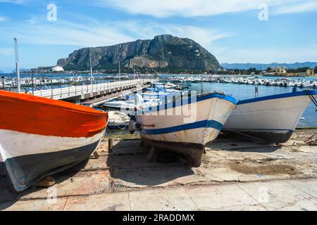 Bateaux de pêche dans le port Mondello près de Palerme en Sicile Banque D'Images