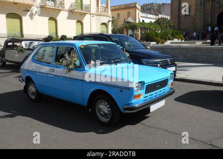 Catuera, Espagne - 15 octobre 2022 : modèle Siège 127, petite voiture classique avec ornements de mariage Banque D'Images