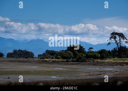 La vue sur Golden Bay depuis le point le plus au nord de l'île du Sud sur la mer de Tasman près du cap Farewell en Nouvelle-Zélande. Photo : Rob Watkins Banque D'Images