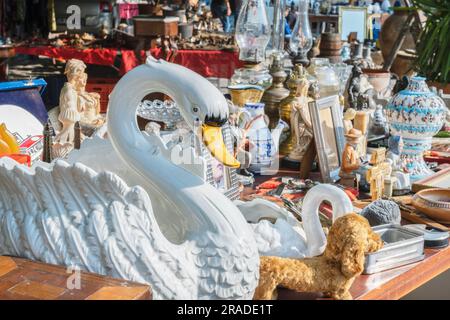 Vieux objets et bibelots dans un marché aux puces Banque D'Images