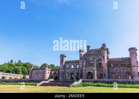 Steps et l'entrée du château de Lowther et ses jardins dans le quartier des lacs anglais est une destination touristique populaire. Banque D'Images