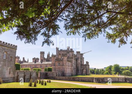 Les ruines du château de Lowther et ses jardins dans le quartier des lacs anglais sont une destination touristique populaire. Banque D'Images