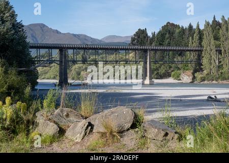 Pont Shotover sur le delta de la rivière Shotover sur la piste cyclable populaire qui va au nord de Queenstown dans l'île du Sud de la Nouvelle-Zélande. Photo : Rob Watkins Banque D'Images