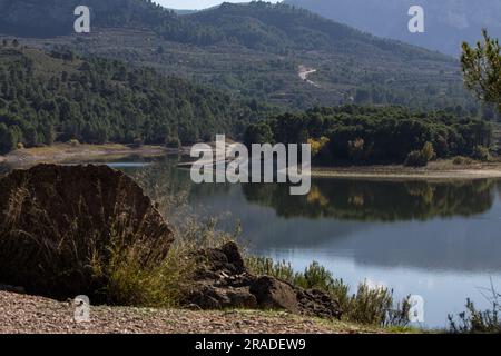 Bassin de la rivière Serpis comme il traverse Beniarres, Espagne Banque D'Images