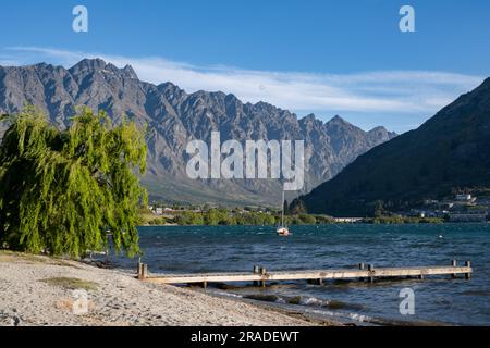 Les emblématiques montagnes Remarkables vues au-dessus de Frankton et une jetée du lac Wakatipu près de Queenstown dans l'île du Sud de la Nouvelle-Zélande. Photo : Rob Watkins Banque D'Images