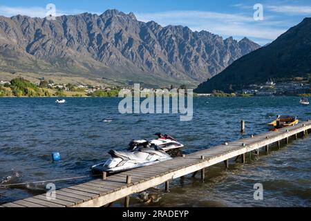 Les emblématiques montagnes Remarkables vues au-dessus de Frankton et une jetée du lac Wakatipu près de Queenstown dans l'île du Sud de la Nouvelle-Zélande. Photo : Rob Watkins Banque D'Images