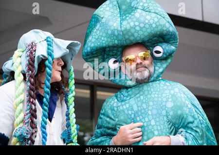 Londres, Royaume-Uni. 3 juillet 2023. Des militants de la Coalition pour la navigation maritime propre et de la rébellion océanique, vêtus de costumes de thème aquatique, organisent une manifestation en dehors du siège de l'Organisation maritime internationale (OMI) demandant un engagement en faveur d'une réduction de 50 % des émissions de gaz à effet de serre du secteur maritime d'ici 2030, alors que l'OMI se réunit pour discuter de la stratégie. Crédit : Ron Fassbender/Alamy Live News Banque D'Images