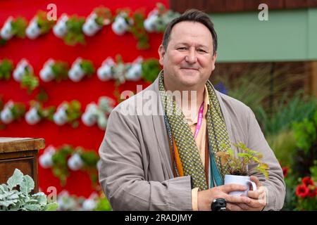 Londres, Royaume-Uni. 3 juillet 2023. Mark Lane, présentateur de BBC Morning Live, au BBC Morning Live Budget-friendly Garden, lors de l'aperçu de la presse au RHS Hampton court Palace Garden Festival. Le plus grand spectacle de fleurs au monde comprend des jardins de designers inspirants, des conférences de célébrités, des démonstrations et des ateliers. Credit: Stephen Chung / Alamy Live News Banque D'Images