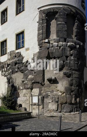 Vestiges d'une tour romaine de 11 mètres de haut, construite en 179 après J.-C., à Ratisbonne, en Bavière, en Allemagne. C'est la tour est de la Porta Praetoria, porte nord d'une forteresse légionnaire romaine de 6 000 personnes, Castra Regina. Les vestiges de cette tour sont maintenant visibles à Unter den Schwibbögen, après avoir été découverts en 1880s, et sont souvent comparés à la Porta Nigra contemporaine à Trèves. Banque D'Images