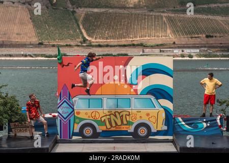 Bingen am Rhein, Allemagne. 2nd juillet 2023. Spectacle acrobatique des spectacles TNT - équipage DE PLAGE en face du paysage pittoresque du Rhin. Une fois par an, la promenade du bord de la culture du Rhin (Kulturufer) se transforme en une scène de trois kilomètres de long avec de la nourriture et divers actes présentant de l'art, de la musique comique et du cabaret. Credit: Gustav Zygmund/Alamy News Banque D'Images