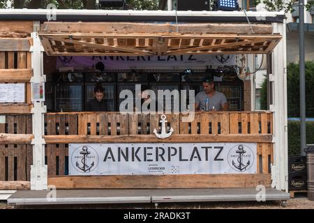 Bingen am Rhein, Allemagne. 2nd juillet 2023. Bar à cocktails en bois à Ankerplatz. Une fois par an, la promenade du bord de la culture du Rhin (Kulturufer) se transforme en une scène de trois kilomètres de long avec de la nourriture et divers actes présentant de l'art, de la musique comique et du cabaret. Credit: Gustav Zygmund/Alamy News Banque D'Images