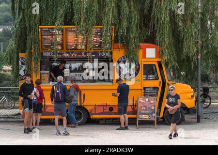 Bingen am Rhein, Allemagne. 2nd juillet 2023. Camion de restauration de rue. Une fois par an, la promenade du bord de la culture du Rhin (Kulturufer) se transforme en une scène de trois kilomètres de long avec de la nourriture et divers actes présentant de l'art, de la musique comique et du cabaret. Credit: Gustav Zygmund/Alamy News Banque D'Images