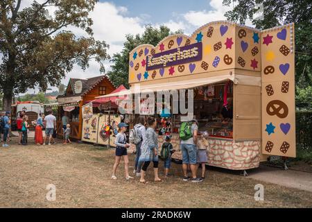 Bingen am Rhein, Allemagne. 2nd juillet 2023. Divers stands offrant de la nourriture pour les jeunes et les vieux. Une fois par an, la promenade du bord de la culture du Rhin (Kulturufer) se transforme en une scène de trois kilomètres de long avec de la nourriture et divers actes présentant de l'art, de la musique comique et du cabaret. Credit: Gustav Zygmund/Alamy News Banque D'Images