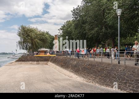 Bingen am Rhein, Allemagne. 2nd juillet 2023. La promenade du Rhin est bondée alors que les gens se déplataient d'un endroit à l'autre pour regarder différents spectacles. Une fois par an, la promenade du bord de la culture du Rhin (Kulturufer) se transforme en une scène de trois kilomètres de long avec de la nourriture et divers actes présentant de l'art, de la musique comique et du cabaret. Credit: Gustav Zygmund/Alamy News Banque D'Images