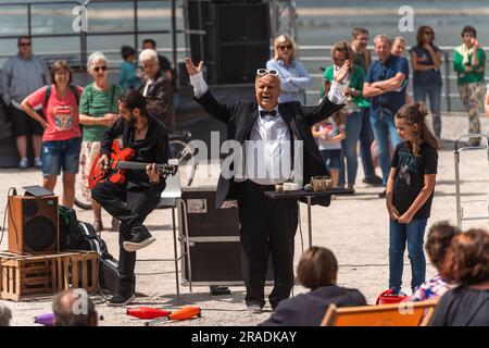 Bingen am Rhein, Allemagne. 2nd juillet 2023. L'artiste Andrè Rieu (Bush arrive !) fait participer le public pendant la performance. Une fois par an, la promenade du bord de la culture du Rhin (Kulturufer) se transforme en une scène de trois kilomètres de long avec de la nourriture et divers actes présentant de l'art, de la musique comique et du cabaret. Credit: Gustav Zygmund/Alamy News Banque D'Images